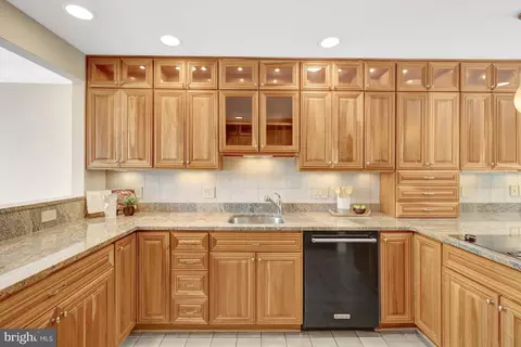 Kitchen - 11064 Thrush Ridge Rd, Reston, VA 20191 photo 5 of 8