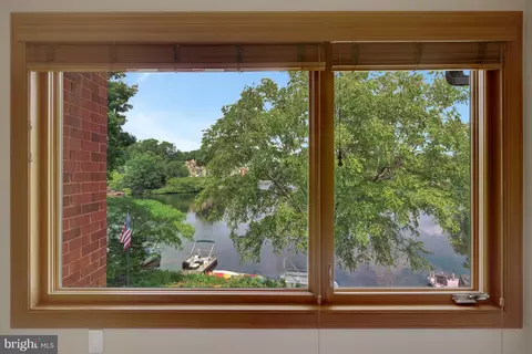 View/Area - 11064 Thrush Ridge Rd, Reston, VA 20191 photo 3 of 12