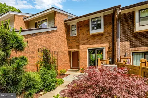 Exterior - 11064 Thrush Ridge Rd, Reston, VA 20191 photo 4 of 17