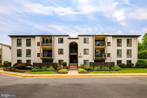 615 Center St #T3, Herndon, VA 20170