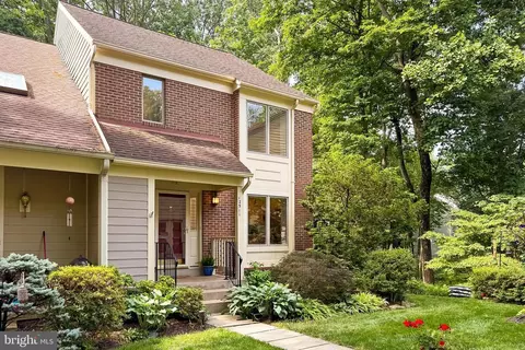 12511 N Lake Ct, Fairfax, VA 22033