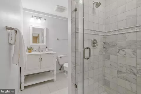 Bath - 8205 Dunsinane Ct, Mclean, VA 22102 photo 6 of 7