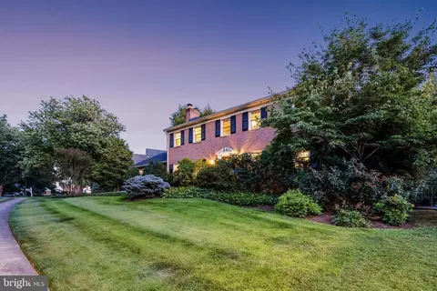 Exterior - 8205 Dunsinane Ct, Mclean, VA 22102 photo 6 of 49