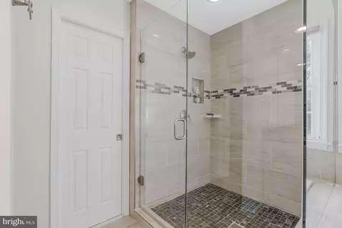 Bath - 8205 Dunsinane Ct, Mclean, VA 22102 photo 4 of 7
