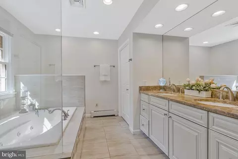 Bath - 8205 Dunsinane Ct, Mclean, VA 22102 photo 3 of 7