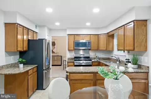 Kitchen - 7359 Silver Pine Dr, Springfield, VA 22153 photo 4 of 6