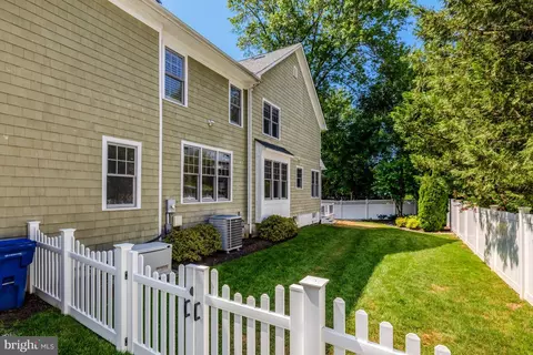 Exterior - 1519 Pathfinder Ln, Mclean, VA 22101 photo 13 of 14