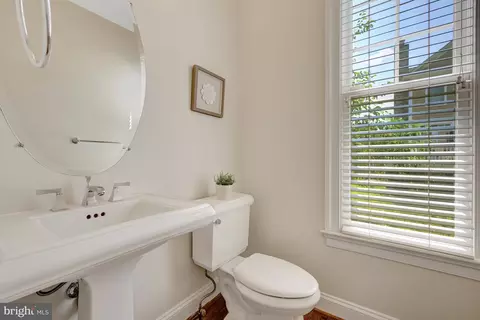 Bath - 1519 Pathfinder Ln, Mclean, VA 22101 photo 1 of 5