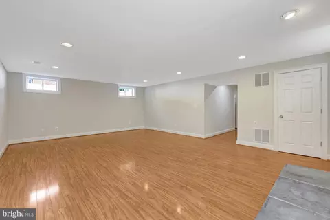 Living - 1519 Pathfinder Ln, Mclean, VA 22101 photo 5 of 6