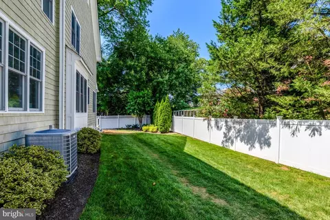 Exterior - 1519 Pathfinder Ln, Mclean, VA 22101 photo 12 of 14