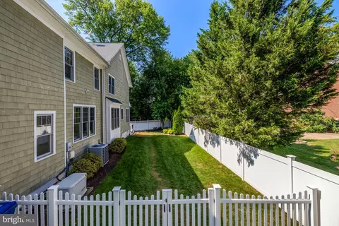 Exterior - 1519 Pathfinder Ln, Mclean, VA 22101 photo 14 of 14