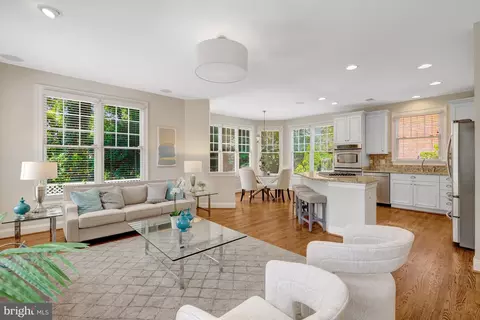 Living - 1519 Pathfinder Ln, Mclean, VA 22101 photo 4 of 6