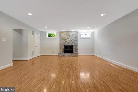 Living - 1519 Pathfinder Ln, Mclean, VA 22101 photo 6 of 6