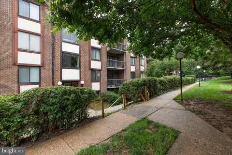 9704 Kingsbridge Dr #203, Fairfax, VA 22031