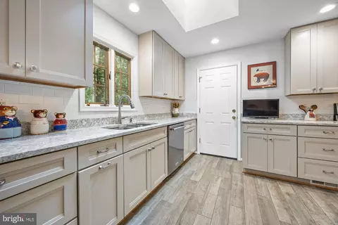 8306 Winslow Ave, Springfield, VA 22152 photo 12