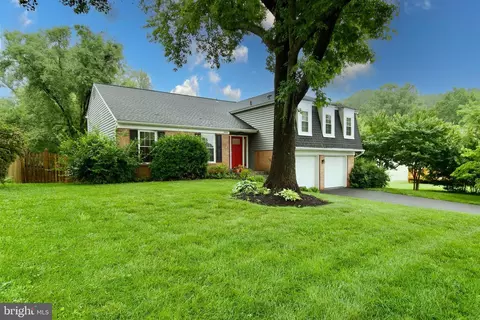 9528 Heathwood Ct, Burke, VA 22015
