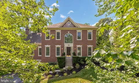 305 Springwood Ct NE, Vienna, VA 22180