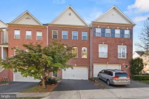 8828 Royal Doulton Ln, Fairfax, VA 22031