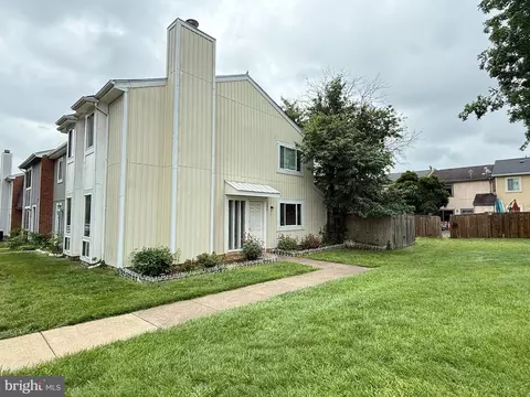 1089 Knight Ln, Herndon, VA 20170