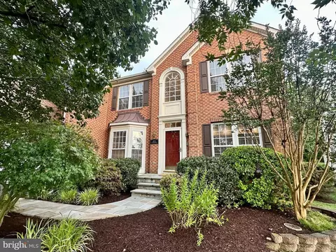 5570 La Vista Dr, Alexandria, VA 22310