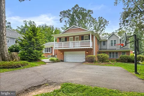 8633 Janet Ln, Vienna, VA 22180