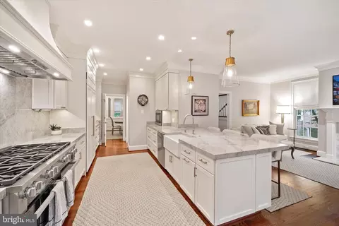 2011 Mayfair Mclean Ct, Falls Church, VA 22043