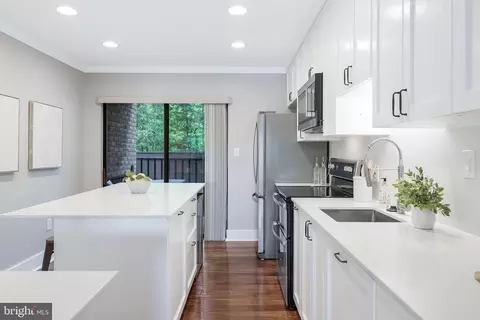 Kitchen - 2003 Lakebreeze Way, Reston, VA 20191 photo 5 of 9