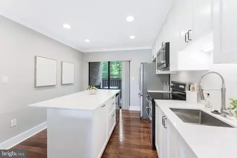 Kitchen - 2003 Lakebreeze Way, Reston, VA 20191 photo 7 of 9