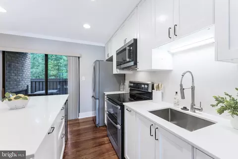 Kitchen - 2003 Lakebreeze Way, Reston, VA 20191 photo 9 of 9