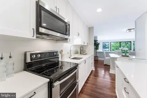 Kitchen - 2003 Lakebreeze Way, Reston, VA 20191 photo 8 of 9