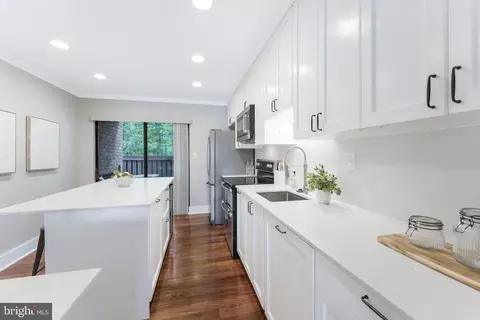 Kitchen - 2003 Lakebreeze Way, Reston, VA 20191 photo 6 of 9