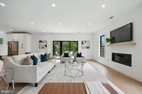 Living - 8118 Drayton Ln, Springfield, VA 22151 photo 1 of 5