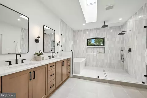 Bath - 8118 Drayton Ln, Springfield, VA 22151 photo 5 of 10