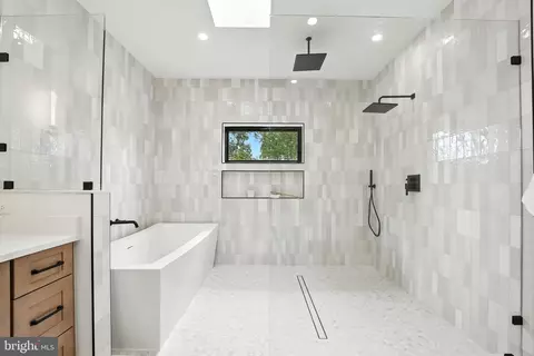 Bath - 8118 Drayton Ln, Springfield, VA 22151 photo 6 of 10