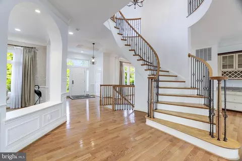 Entry Way - 6318 Georgetown Pike, Mclean, VA 22101 photo 3 of 4