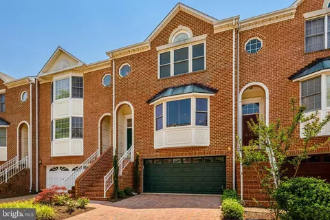 8162 Madrillon Ct, Vienna, VA 22182