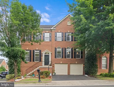Exterior - 9958 E Hill Dr, Lorton, VA 22079 photo 3 of 4