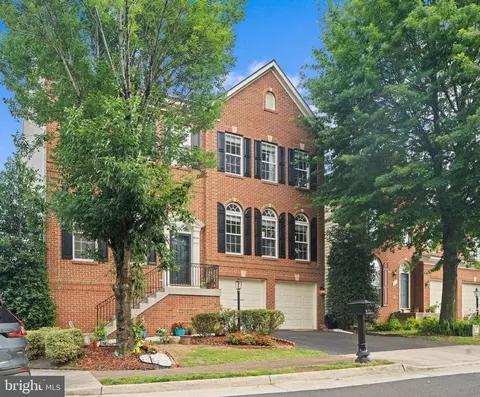 Exterior - 9958 E Hill Dr, Lorton, VA 22079 photo 2 of 4