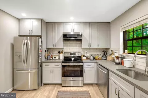 2045 Headlands Cir, Reston, VA 20191 photo 2