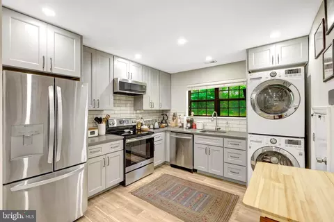 2045 Headlands Cir, Reston, VA 20191 photo 3