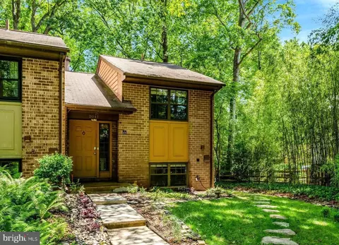 2045 Headlands Cir, Reston, VA 20191