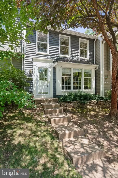 1511 Twisted Oak Dr, Reston, VA 20194