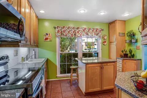 8330 Uxbridge Ct, Springfield, VA 22151 photo 5