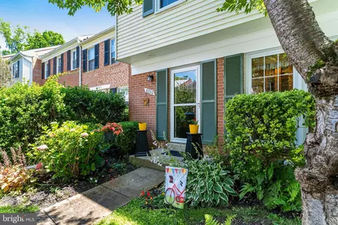8330 Uxbridge Ct, Springfield, VA 22151 photo 2