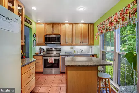 8330 Uxbridge Ct, Springfield, VA 22151 photo 4