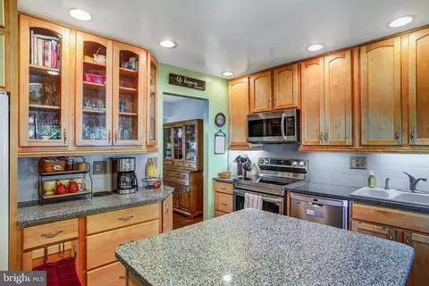8330 Uxbridge Ct, Springfield, VA 22151 photo 6