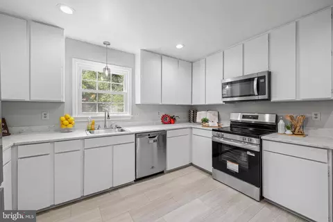 8070 Sleepy View Ln, Springfield, VA 22153 photo 10