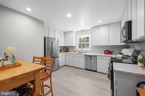 8070 Sleepy View Ln, Springfield, VA 22153 photo 11