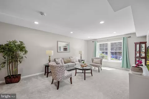 8070 Sleepy View Ln, Springfield, VA 22153 photo 4