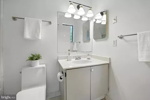 Bath - 2151 Cabots Point Ln, Reston, VA 20191 photo 3 of 4